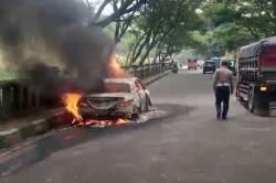 Insiden Mobil Mewah Terbakar di Nagreg, Satu Orang Dilaporkan Tewas