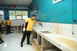 Pasca Banjir, Kapolres Karawang Ajak Personel Gotong Royong Pulihkan SMPN 1 Telukjambe Barat