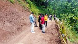 Badan Jalan Terancam Longsor, Akses Cipakem-Padamulya Sempat Tertutup