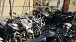 Arena Judi Sabung Ayam di Babat Dibongkar, Pelaku Kabur Tinggalkan Belasan Kendaraan