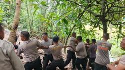 Brimob Polda NTT Bergerak Cepat, Perbaiki Jembatan Rusak di Desa Dobo Sikka