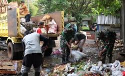 TNI-Polri Bareng Warga Turun Tangan Bersihkan Sampah di Pasar hingga Terminal