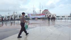 Perintah Prabowo, Polda Sulsel Kerahkan 400 Personel Bersihkan Pantai Losari