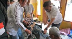 Wujud Kepedulian, Salurkan Kursi Roda untuk Lansia di Banyuresmi Garut