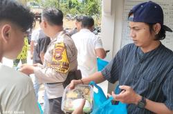 Berbagi Hingga Ujung Pulau, Jurnalis dan Polisi Salurkan Jumat Berkah di Rempang-Galang