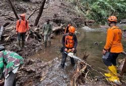Cegah Banjir Bandang, Material Longsor di Lereng Gunung Prau Dibersihkan