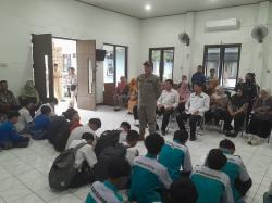 Puluhan Pelajar Mojokerto Bolos Sekolah di Warkop, Disanksi Merawat Lansia