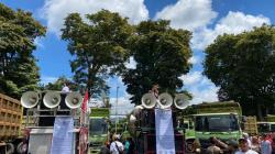 Gedung Sate Dikepung Truk Tronton, Ribuan Penambang Jabar Tuntut Keadilan