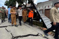 Wapres Gibran Tinjau Tanah Gerak di Tegal, Pastikan Keselamatan Warga Jadi Prioritas