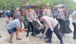 Tindak Lanjut Kritik Presiden, Polisi dan Relawan Bersihkan Sampah Pantai Carita