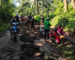 Jalan Rusak Parah, Kades Pesawahan Ajak Warga Gotong Royong