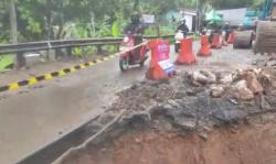 Mengerikan! Lubang 10 Meter Menganga di Jalur Labuan–Pandeglang Usai Hujan Deras