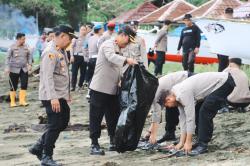 Tindak Lanjut Arahan Presiden, Polres Barru Bersihkan Pantai dan Objek Wisata
