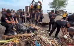 Respons Instruksi Presiden, Ribuan Personel Brimob Polda Jateng Bersihkan Pantai dan Sungai
