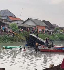 Kemeriahan Tradisi Nyadran Jadi Tegang, Sound Horeg dan Genset di Atas Perahu Tenggelam ke Sungai