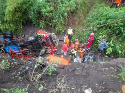 Kecelakaan di Semarang! Truk Gagal Nanjak Tabrak Kendaraan di Belakang, 1 Orang Tewas