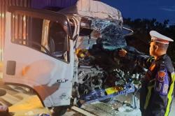 Sopir Truk Boks Mengantuk Tabrak Tronton di Tol Jombang-Mojokerto, 1 Orang Tewas