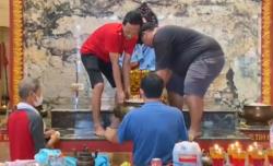 Tradisi Penuh Makna Jelang Imlek, Umat Tionghoa Lebak Mandikan Rupang dan Bersihkan Vihara