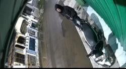 Terekam CCTV! Maling Gasak 3 Motor Jamaah Saat Salat Magrib di Cirebon