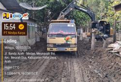 Sisa Banjir Bandang Dibersihkan, Pemkab Pidie Jaya Keruk Lumpur di Permukiman Warga