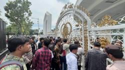 Tuntut Penutupan Blue Night, Massa BEM SI Goyang Pagar Kantor Gubernur Sumut