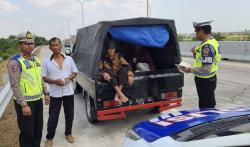 Angkut Penumpang, Mobil Pikap Disetop Polisi di Tol