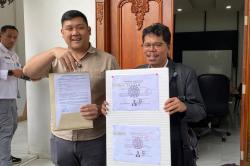 Lengkap Tanpa Sensor! Bonatua Terima Salinan Ijazah Jokowi dari KPU