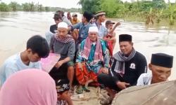 Banjir Parah di Pandeglang! Anak 9 Tahun Terpaksa Naik Perahu 15 Km Demi Khitan