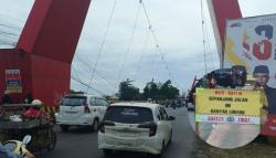Warga Sindir Pemerintah, Jalan Berlubang di Jembatan Kembar Hanya Diberi Imbauan Hati-Hati