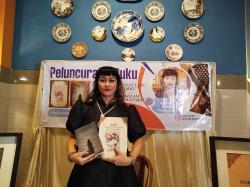 Luncurkan Dua Buku, IRT Asal Malang Edukasi Warga Melek Literasi