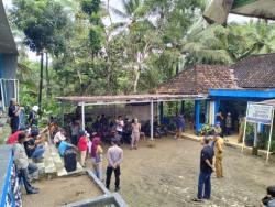 Bangun Gedung KDMP di Lahan Pemakaman, Warga Geruduk Kantor Desa Cipeundeuy