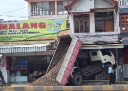 Diduga Error Hidrolik, Dump Truk Muatan Sirtu Alami Laka Tunggal Nyaris Hantam Toko Gitar