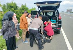 Cara Petugas PJR Polda Jateng Cegah Kecelakaan Fatal, Beri Teguran Humanis hingga Bantu Ganti Ban