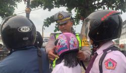 Operasi Keselamatan, Satlantas Ponorogo Bagikan Helm ke Anak Sekolah