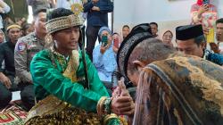 Cium Kening Istri Sebelum Balik ke Sel, Pernikahan Sopir Truk Tahanan di Pangkep Bikin Haru Keluarga