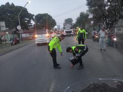 Gagal Nyalip Lalu Masuk Kolong Truck, Tiga Remaja di Probolinggo Tewas di Lokasi
