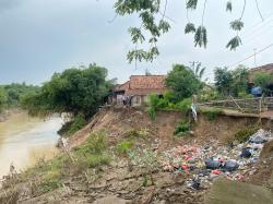 Bencana Longsor di Karawang Akibatkan Akses Jalan Warga Mekarmulya Terputus