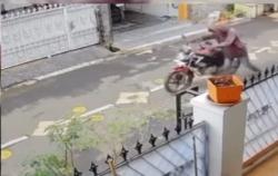 Lagi! 2 Pengamen Terekam CCTV Gasak Motor di Wisma Jaya Bekasi Timur