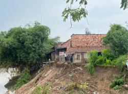 BREAKINGNEWS: Longsor di Mekarmulya Karawang, 2 Rumah Warga Ambruk