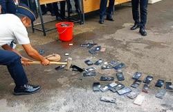 Lapas Kuningan Musnahkan Ratusan Barang Terlarang Hasil Razia Kamar Napi