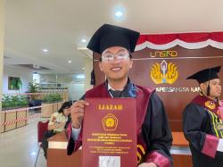 Dari Anak Pedagang Sayur hingga Lulusan Terbaik Unsika, Perjuangan Sandi Raih IPK 3,91