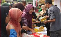 Warga Purwakarta Ngageyot Ngantre Sembako Murah di Kantor Kacamatan, Persiapan Munggahan