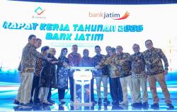 Khofifah Soroti Peran Bank Jatim dalam Ketahanan Ekonomi Jatim Lewat Penguatan UMKM