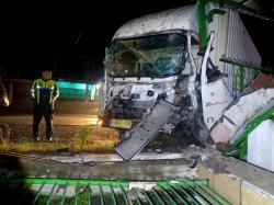 Tragis! Mobil Ekspedisi Seruduk Truk Muatan Elpiji Dan Hantam Pagar Rumah di Jombang, 1 Luka Parah