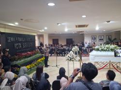 Bendera Setengah Tiang Hingga Ratusan Kader Beri Penghormatan Terakhir Kepada Adi Sutarwijono