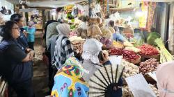 Pastikan Kestabilan Harga dan Ketersediaan Sembako, Petugas Gabungan Sidak Pasar Induk