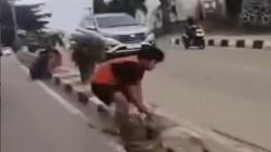 Ngerinya Rayap Besi di Samarinda, Siang Bolong Bongkar Trotoar Curi Kabel Lampu PJU