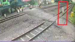 Terekam CCTV, Seorang Pria di Madiun Tabrakan Diri ke Kereta Api