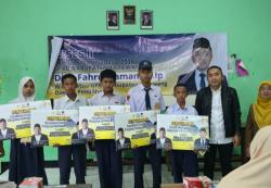 Cegah Anak Putus Sekolah, Wakil Ketua DPRD Karawang Salurkan Beasiswa PIP dan Buku Tulis