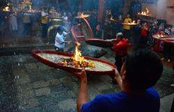 Ritual Sembahyang Sang Sin Jelang Imlek 2577, Momen Refleksi Umat Memperbaiki Diri